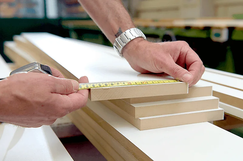 Schreiner bei der präzisen Holzverarbeitung in der GEMI Werkstatt